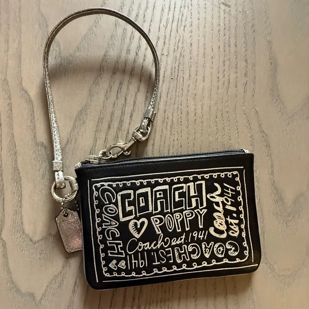 ✨Coach -Vintage poppy wristlet✨
